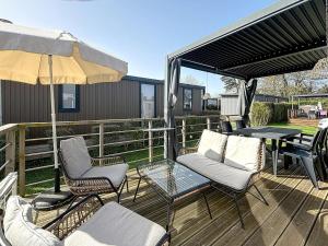 Maisons de vacances Mobil-home Grand Confort a Jullouville - Plage, Piscine Chauffee, Fitness et Parking - FR-1-361A-66 : photos des chambres