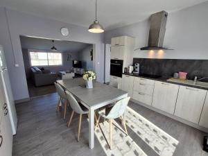 Maisons de vacances Maison plain-pied Chatelaillon-Plage a 500m de l-ocean pour 6 pers, jardin, barbecue - FR-1-706-37 : photos des chambres