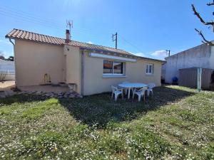 Maisons de vacances Maison plain-pied Chatelaillon-Plage a 500m de l-ocean pour 6 pers, jardin, barbecue - FR-1-706-37 : photos des chambres