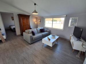Maisons de vacances Maison plain-pied Chatelaillon-Plage a 500m de l-ocean pour 6 pers, jardin, barbecue - FR-1-706-37 : photos des chambres
