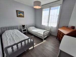 Maisons de vacances Maison plain-pied Chatelaillon-Plage a 500m de l-ocean pour 6 pers, jardin, barbecue - FR-1-706-37 : photos des chambres