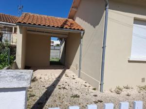 Maisons de vacances Maison plain-pied Chatelaillon-Plage a 500m de l-ocean pour 6 pers, jardin, barbecue - FR-1-706-37 : photos des chambres