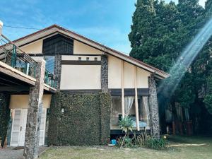 De Villa Istana Bunga Lembang by YourHome