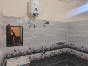 Mandakini Lodge And Restaurant