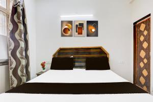 Hotel O Radhika Mohan Seva Sadan