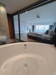 Luxury Duplex-Bridge View-Walk to Lotte Mall