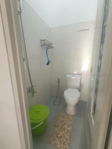 Kamar Kost AC Luas Tengah Kota