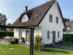 Reethaus Lise - Familienfreundlich mit Strandkorb, Kamin und Bollerwagen - 12 Gehminuten zum längsten Strand Rügens - Weddeort