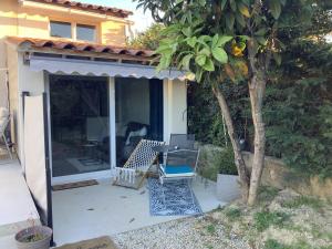 T2 cuisine équipée jardin et parking privé proche Avignon