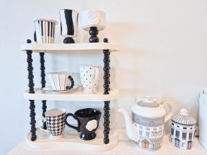Timeless Black n White Charm 2BR w Kids room
