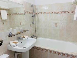 Hotels Hotel Porte de Camargue - Les Quais d'Arles : Chambre Quadruple Supérieure 