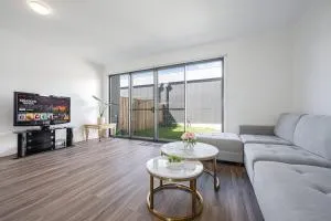 Warm 4br house,bathtub,parking&WIFI - Austral