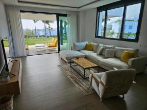 Elegant 3 Bedroom Home next to Santa Clara Golf