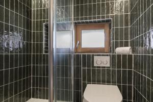 Chalets Chalet L'Oratoire & Mazot - Renovated Historic Chalet - Huge Garden & Separate Cabin for 2 : photos des chambres