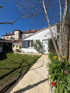 Petite maisonnette cosy et pleine de charme située à proximité du centre-ville