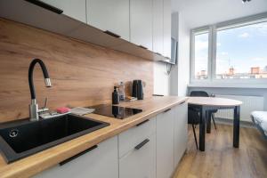 Reymonta 24 Modern Studio by BookingHost