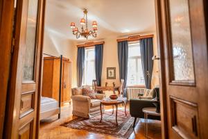 Feel at Home I Bright Windows I Penzing Trainstation