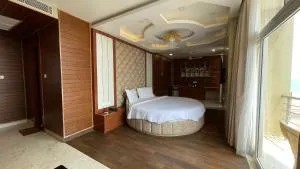 Beachfront Premium T B S Hotel Luxury & Spacious Room With BREAKFAST, Near Temple with Prime Location wifi- Lift and Parking Facilities - Sātpāra