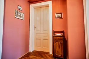 Feel at Home I Bright Windows I Penzing Trainstation