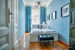 Feel at Home I Bright Windows I Penzing Trainstation