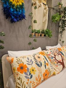 Cozy Rose Peaceful Village Retreat in Bandra