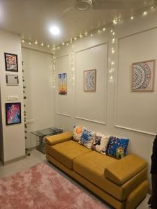 Cozy Rose Peaceful Village Retreat in Bandra