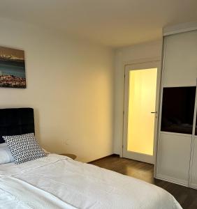 Summer house with terrace and free private parking