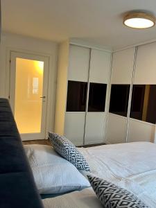 Summer house with terrace and free private parking