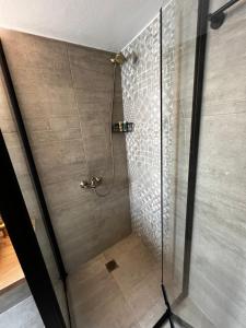 PSH -Stylish Quiet Top Floor Apt- Near Acropolis