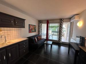 Grand studio coursives Village Naturiste Cap dAgde face port