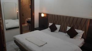 Hotel Radhikas Inn