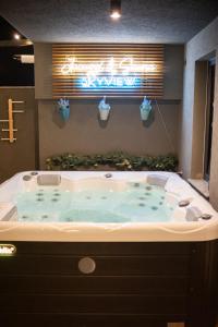 Jacuzzi & Sauna Skyview