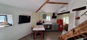 Maisons de vacances Gite de village 2p, terrasse de toit et jacuzzi privatif : photos des chambres