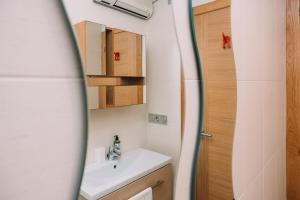 Encantador al lado del mar by CABANA Rentals