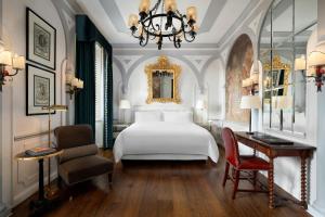 Deluxe, Guest room, 1 King room in The St. Regis Florence