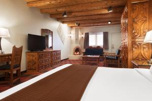 Deluxe Fireplace Room room in Sagebrush Inn & Suites