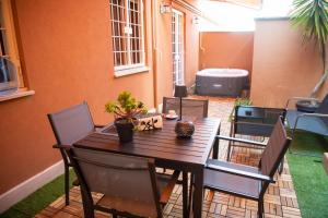 Welcoming Vatican Garden Home - with Hot Hub