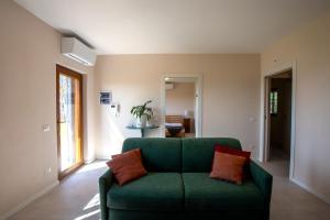 Casale Medi - Nuove ed eleganti case con giardino, vista e piscina condivisa