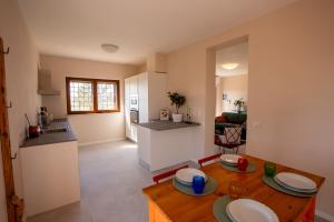 Casale Medi - Nuove ed eleganti case con giardino, vista e piscina condivisa