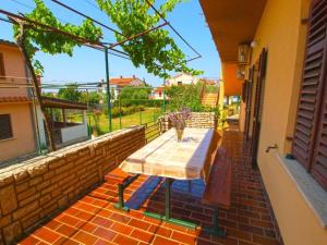 Cozy apartment in Peroj with terrace