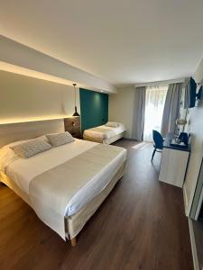 Hotels Hotel Doussiere - Restaurant l'Alicanta : Chambre Triple Deluxe