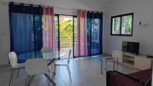 Blue apt H1 - two queen bedroom - POOL-