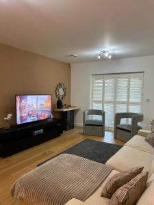 Modern 2-Bedroom Flat Near Wembley - 9 Minutes from Park Royal Station