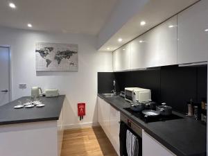 Modern 2-Bedroom Flat Near Wembley - 9 Minutes from Park Royal Station