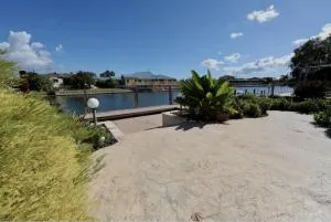 Murray River Family Retreat-spa- Jetty - Двеллінгап