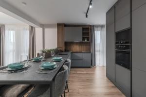 Luxury Grey Apartments - Central, Free Parking, Self Check-In