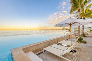 Vista Azul Sleek beachfront 1-bedroom condo with stunning bay views