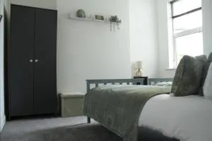 Spacious 5 bed Dunstable House with Free Parking - Houghton Regis