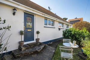 Spacious one bed apartment in a quiet leafy close.