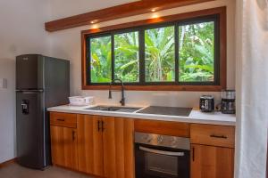 Casa Kanani AC & Garden 10 Min Walk to Playa Negra